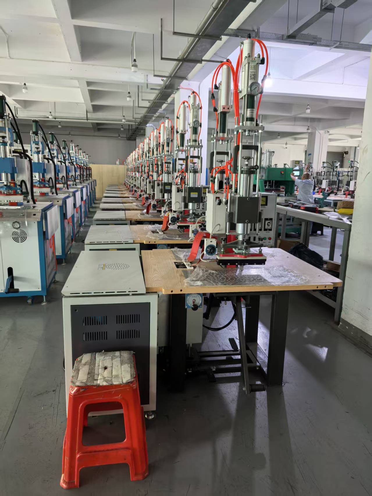 Jfortune high frequency welding equipment prepared in a production workshop