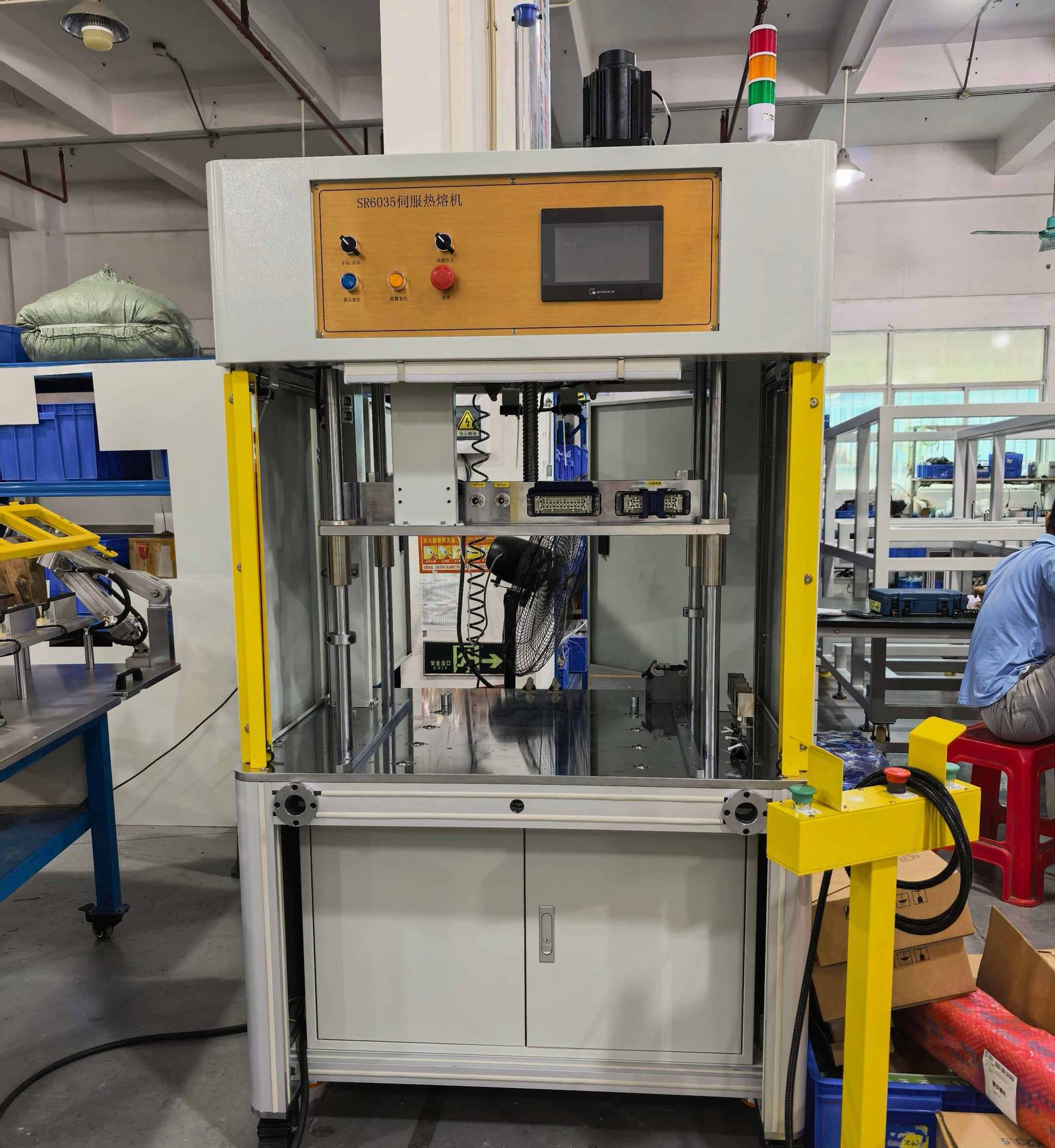 Jfortune medium-sized heat staking machine with PLC HMI and safety light curtain
