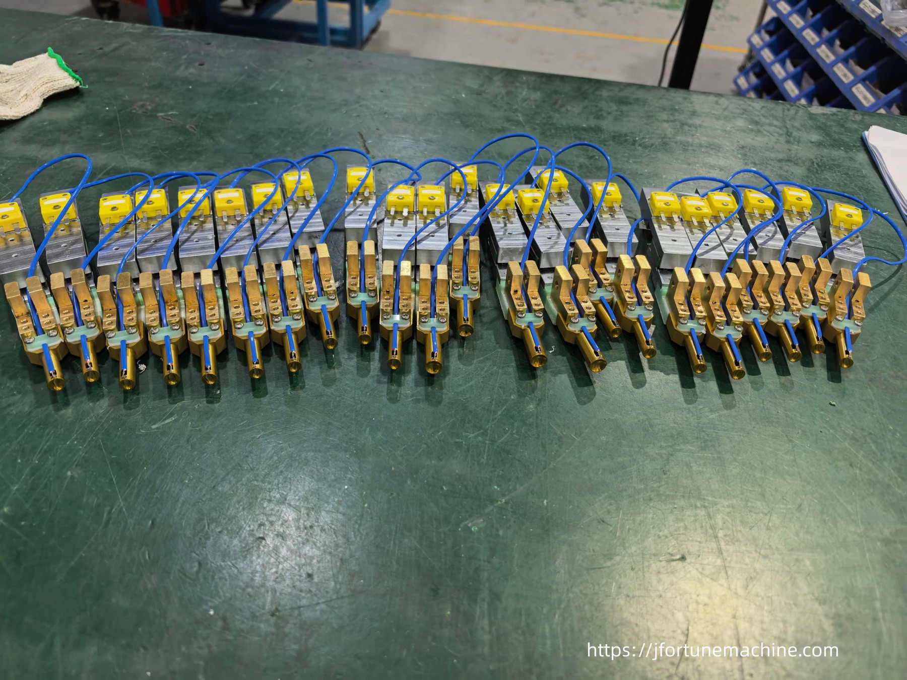 Multi-head tooling for plastic pulse heat staking welding equipment